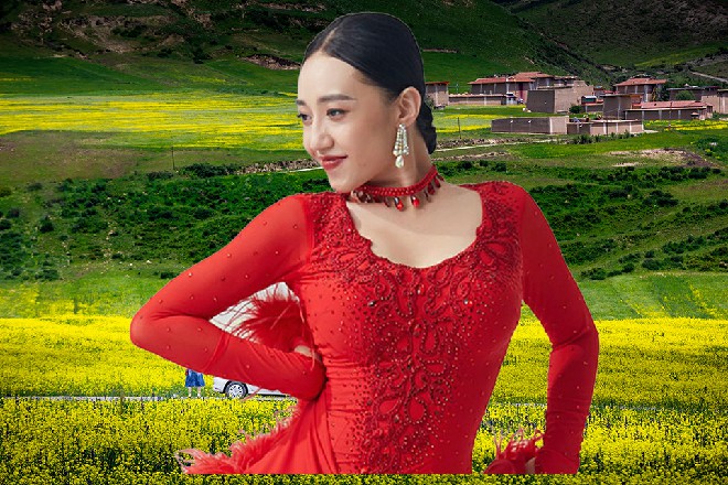 虞妲掩着小嘴,双眼流露些许困顿,“你们还拍不拍,不拍我就回去休息了,好累。