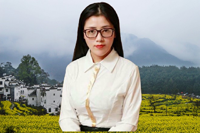 只见银幕中，出现了军官征兵的现场。当那个小胡子军官开口的一瞬间，众人愣住了。