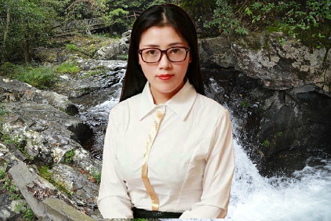 许青柠轻嗔瞥眼,接过了话筒。她才站起来,震耳欲聋的声音,就已经在大礼堂回荡。