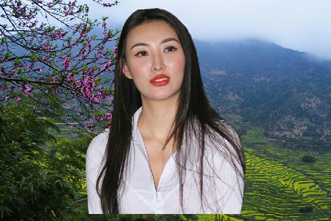 小助理轻声回答,“一般来说,只有帮周导写剧本的时候,才会这样做。