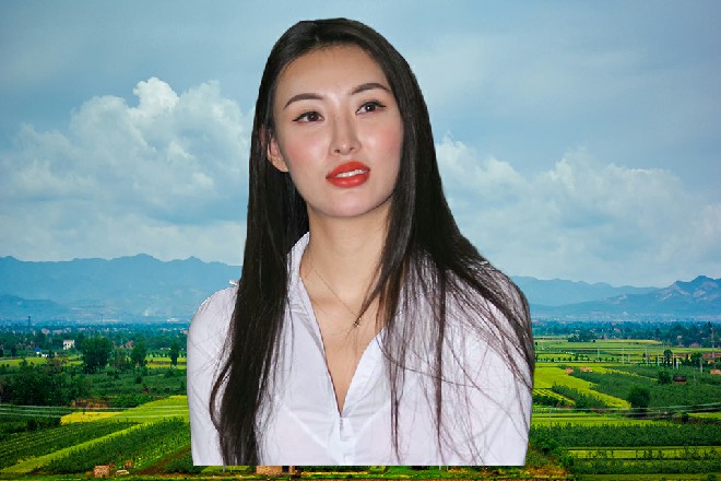 维拉才拍了一段戏,坐下休息喝水,就听见小关走过来,汇报这一件事情。