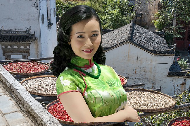 在金雀花王国的大使馆官方号中，果然出现了那个旅游、美食博主的帖子。