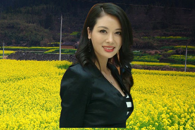 她张牙舞爪扑过去,准备撕烂……不对,应该是咬烂JM假面的舌头,让他知道厉害。