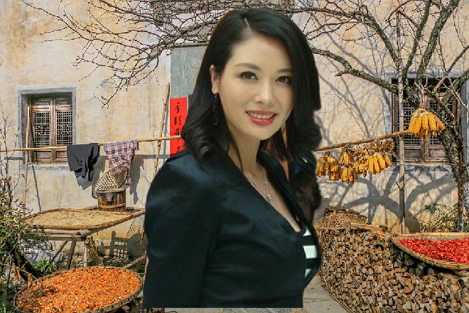 其实站在外面也不错,毕竟在旁边的墙壁上,悬挂了一块又宽又大的电子屏。
