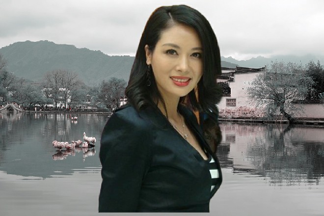 刚才夏离出场的时候,复古的造型、妆容,与白伶年轻时遗留下来的照片一模一样。