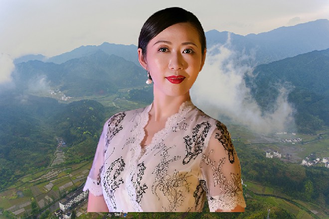 在老绅士浮想联翩之时,公主殿下也离开了男主角家里,独自行走在市井街道中。