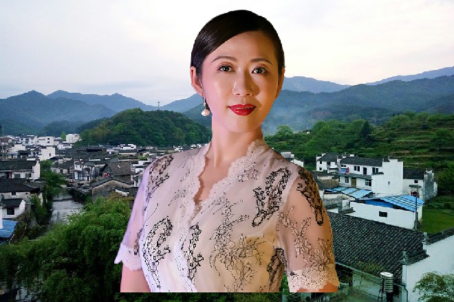 他去洗澡,花洒冲水下来,拿起沐浴露瓶,分量似乎少了,感觉有人动过卫浴的东西。