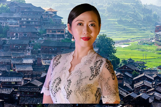 在两人拼命逃窜的时候,十几只怪物现身,抄起了冰块、雪团、山石,狠狠投掷空中。