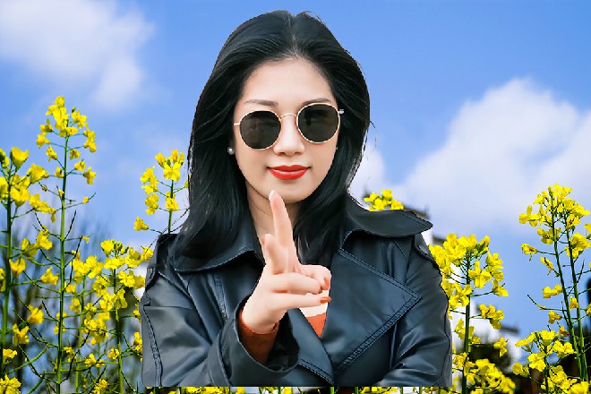 车子从繁华的街道中掠过,旁边一个热闹的商城门口,人流穿梭不息……