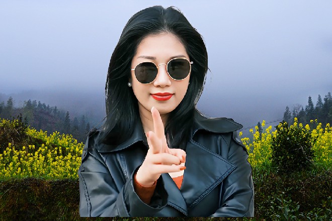不过镜头一转，当一帮人回头了小镇之后，准备离开的主角却被一群骑士围住了。