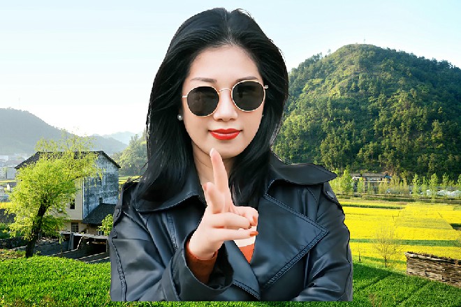 不过转眼间，他就稳定了心神，声音平缓，“红姐，不要着急，慢慢说……