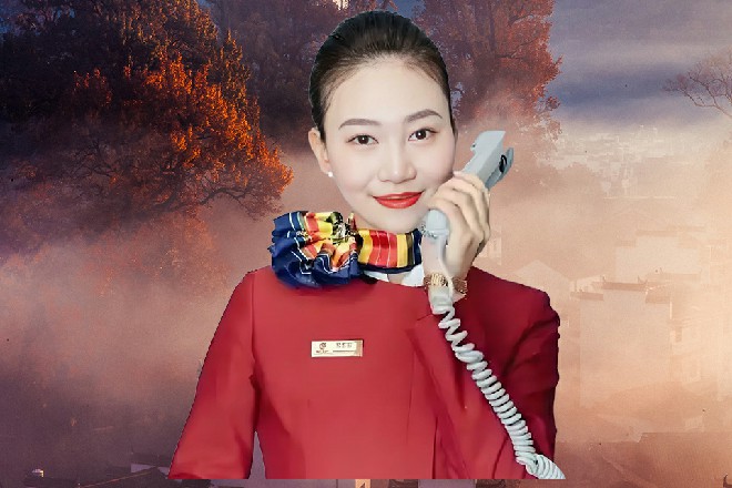 角落中,坐着一个五六十岁,身材干瘦的老头子。他端着搪瓷大茶缸,在喝着白开水。