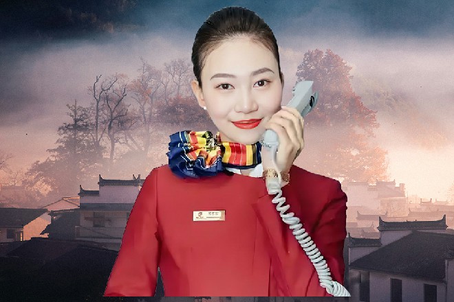 他们走下大巴,迎向了粉丝。热闹的气氛,完全看不出,这是扑街的电影路演现场。