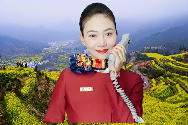 场馆的观众，也意识到了什么，纷纷收敛了动作，目光投向了后台出口方向。