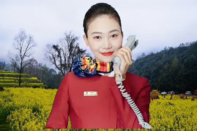 小记者懵了,然后就被安保人员撂倒,连同中年人一起押走,拖到了偏僻的房间。