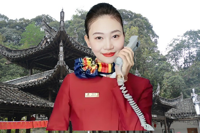 一路上，到处是安保人员。在路过走廊的时候，小记者低着头，战战兢兢，然后兴奋了。