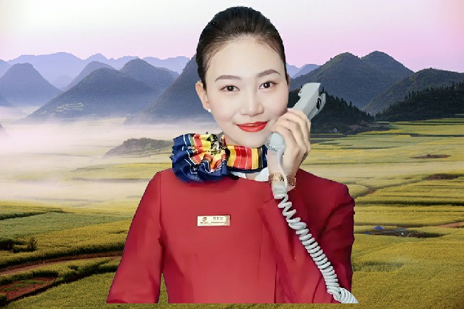 对夏离来说,这是小场面。她如桃花含笑,提着专门的签字笔,满足粉丝的签名要求。