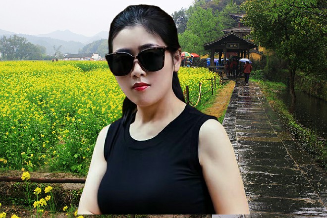 一个小泉眼,在石头缝隙中冒涌,逐渐形成了一条清澈的溪流,蜿蜒曲折,慢慢流淌。