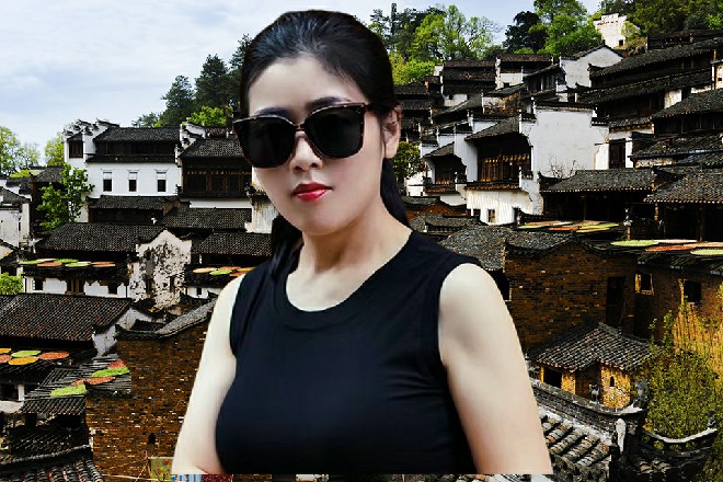 不是惊诧工作室的简陋——没有任何桌椅板凳,只是简单的几个蒲团,以及几排书架。