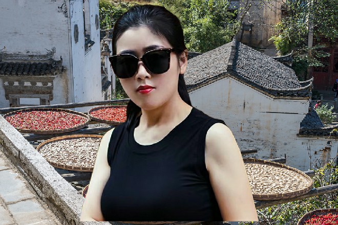 胡英商一怔,立即吩咐道:“阿乐,赶紧带几个人,帮我送导演回酒店。