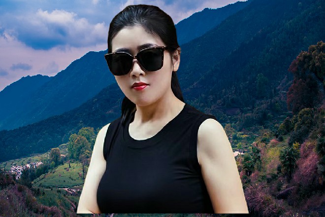 他经过乔装打扮,戴着五颜六色的头套,脸上抹了油彩,还有浓浓唇膏,犹如不良少年。
