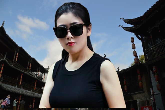 岑林一身黑墨,开怀比划询问“张博,画中的鹰是身体哪个部分勾勒出来的。