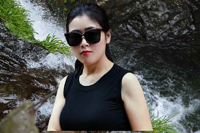 JM假面也顺势坐下来,拿了一个文件翻看。文件的内容,自然是服道化的设计方案。