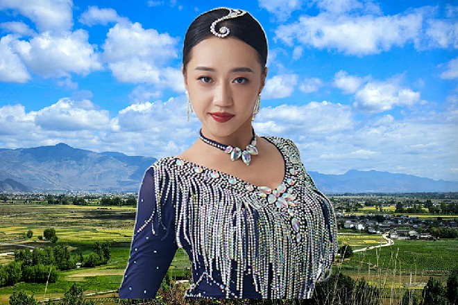 也只有在这种情况下,她才放下面具,不再遵循什么高贵优雅的礼仪,释放一些本性。