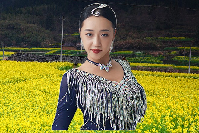 毕竟电影配角不少,如果葛昀真有心参演,他不介意拿出一个有分量的配角交给对方。