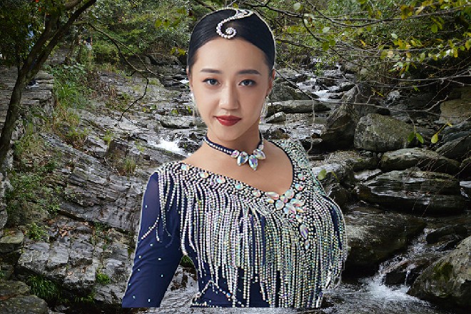 “要感谢胡英商,这是他的地盘。Spop坐在旁边,拿着小沙桶,小铲子,筑着沙雕。