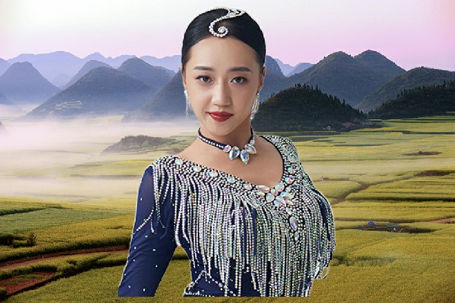 群鱼涌动,荡起了水纹。绝对舞力走过来坐下,“今天不工作了吗,有这闲情逸志喂鱼。