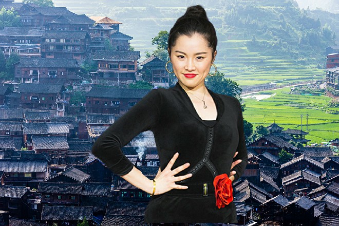 其中为首的是祁青希,她一身紧身战斗服,经过残酷的激战,衣服残破有点小镂空。
