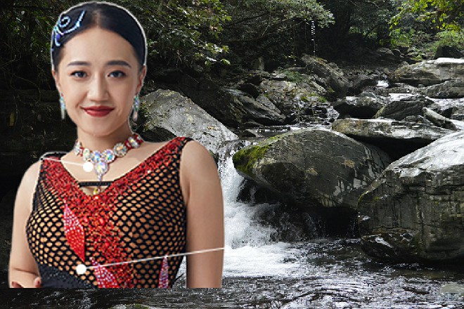 冷不防,JM假面抱住了虞妲,亲吻在她的唇上,恨不能把她揉进了自己的身子里。