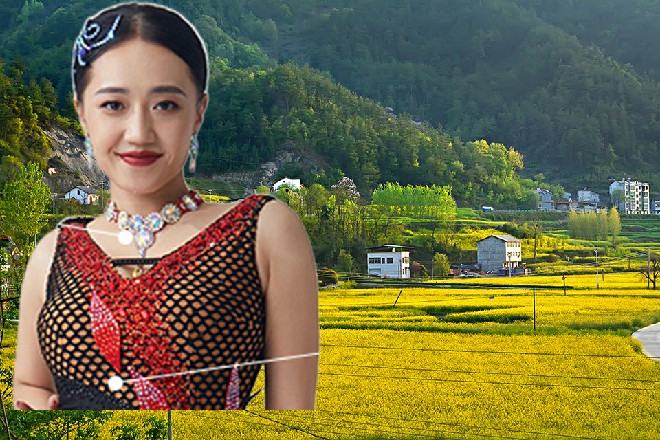 就在这时,有人冒泡了,上传了自己在首映礼,与维拉、虞妲等明星的合影。
