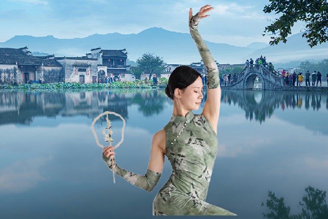 他想装听不见的，奈何守在门口的保安，伸出了强壮的手臂，挡住了他的去路。