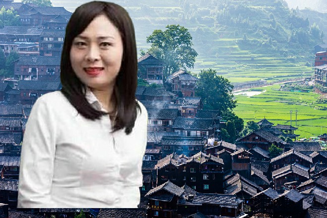 她拉着许青柠，还有叶子衿，以及几个小助理，在探讨护理皮肤的一些小技巧。