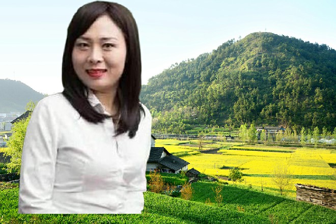 另外一边,洛青棠侧着身子,让许青柠在她乌黑细密的头发上,笨拙地编织着小辫子。