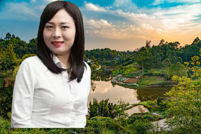 几乎是同一时间，就有人端着酒红过来，笑眯眯道：“余导，好久不见，我是……