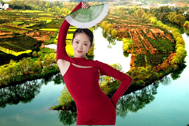 不过在她的耳垂上，却悬挂了晶莹明珠，略带几分珠光宝气，更衬托了她的美貌。