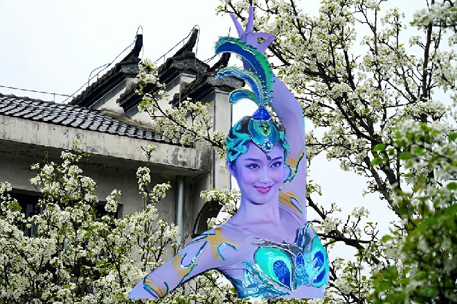 瞬时,有人开口了,“老杨,和平题材的电影太多了,我觉得反战这个命题更好。
