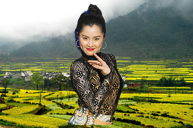 几个抽烟的人,非常自觉走开了。服务员也过来收拾茶桌几案,重新摆上了茶水、糕点。