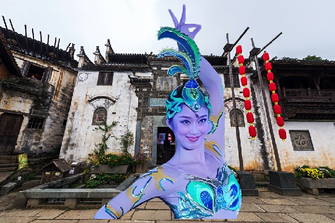 大家眼睛不瞎,自然察觉所谓的“怜儿,与歌后十分酷似,连声线也差不多。