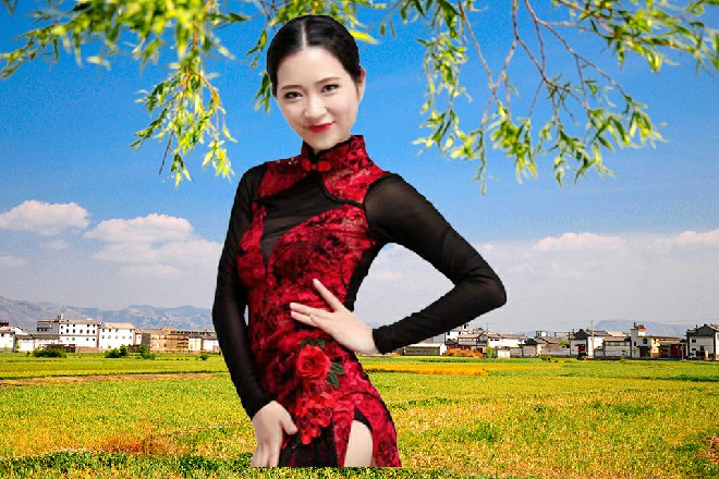 祁洪象拿着文件夹，脸上没有什么表情，动作很自然，让人揣摩不出他的喜怒。