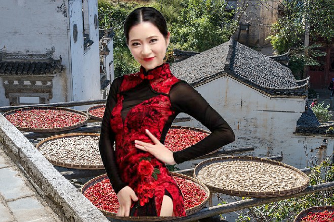 许青柠一脸骄傲的神色，纤纤十指飞快，在弹幕中输入一行字，介绍一下，这是我……