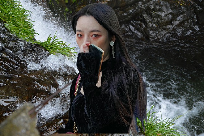 Spop假期结束,他拜别了父母,来到了机场休息室,准备飞往象城参加电影发布会。