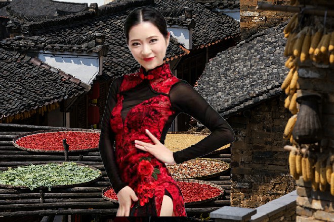 在电影中,女主角的设定,是小官的女儿,知书达理,性格又十分的坚毅。