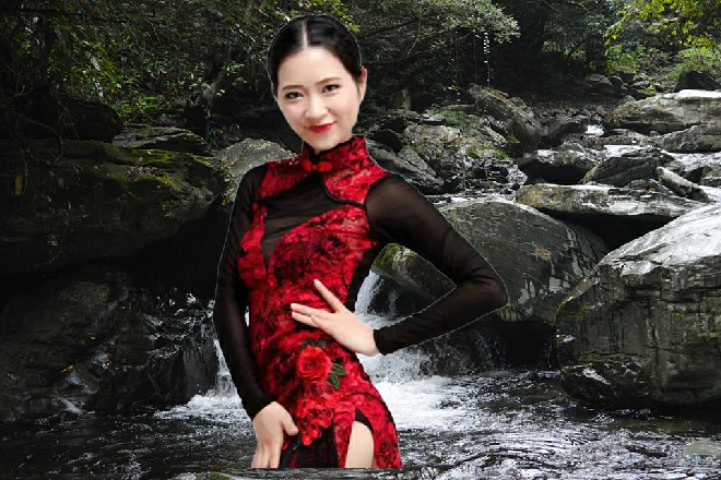 学校不禁止外人进入参观,保安门卫也不会刻意盘问,只是把登记本递给了司机。