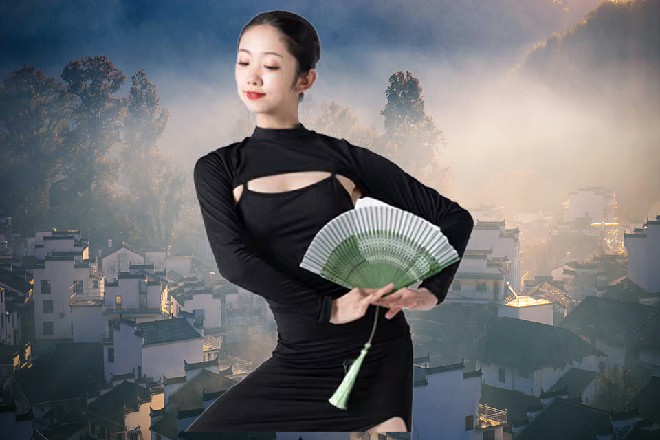 会场的上空，顿时绽放一束束烟花。一片片烟火，交织成绚烂美丽的图案。