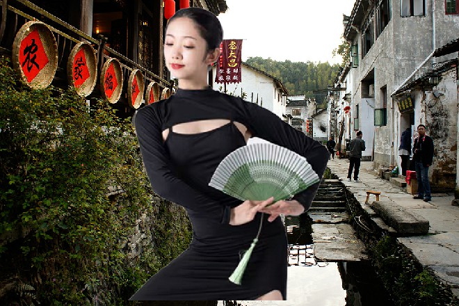 葛昀微咬嘴唇,又补充道:“十年的合约,到现在八年了,还剩下两年。
