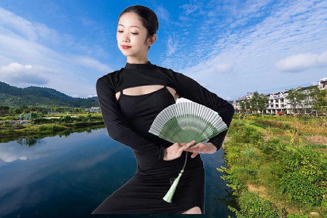 不过这时候,万众聚焦的余念,却非常低调地,来到了荒凉的大戈壁上,研究地理环境。